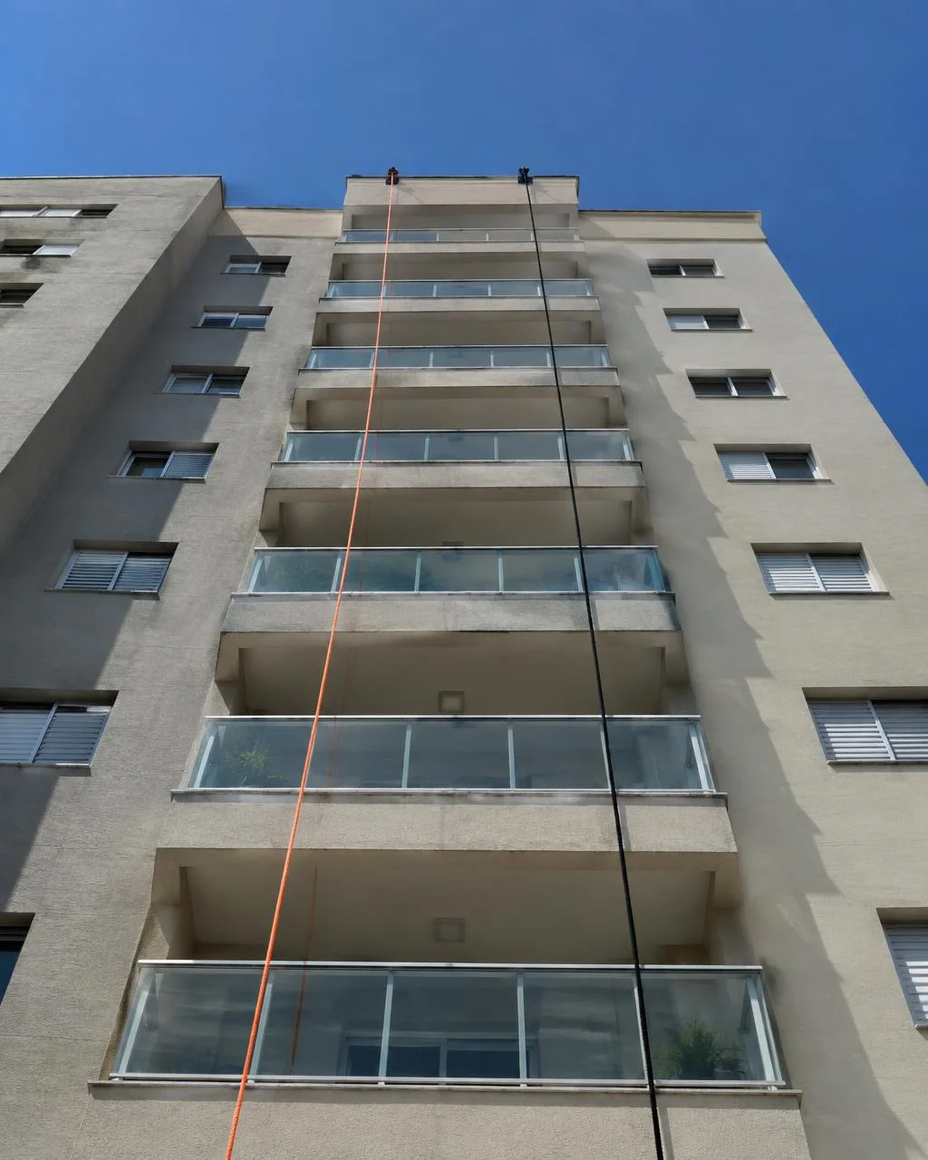 Fachada de edifício residencial em Londrina com cordas de rapel presas na ancoragem do topo